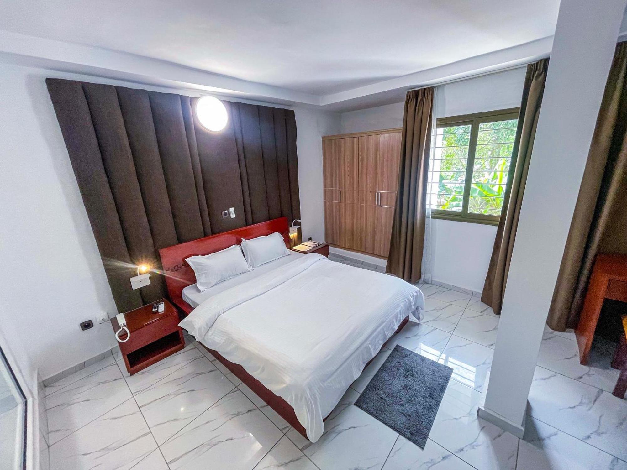 Hotel Le Vaisseau Abidjan Exterior photo